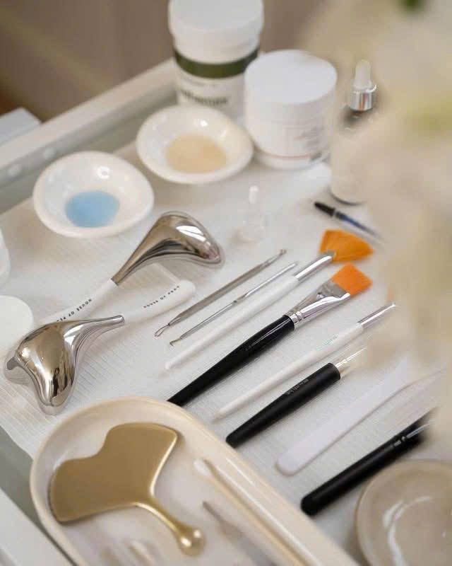 Khay dụng cụ chăm sóc da tại Dr. Pit Skin Clinic