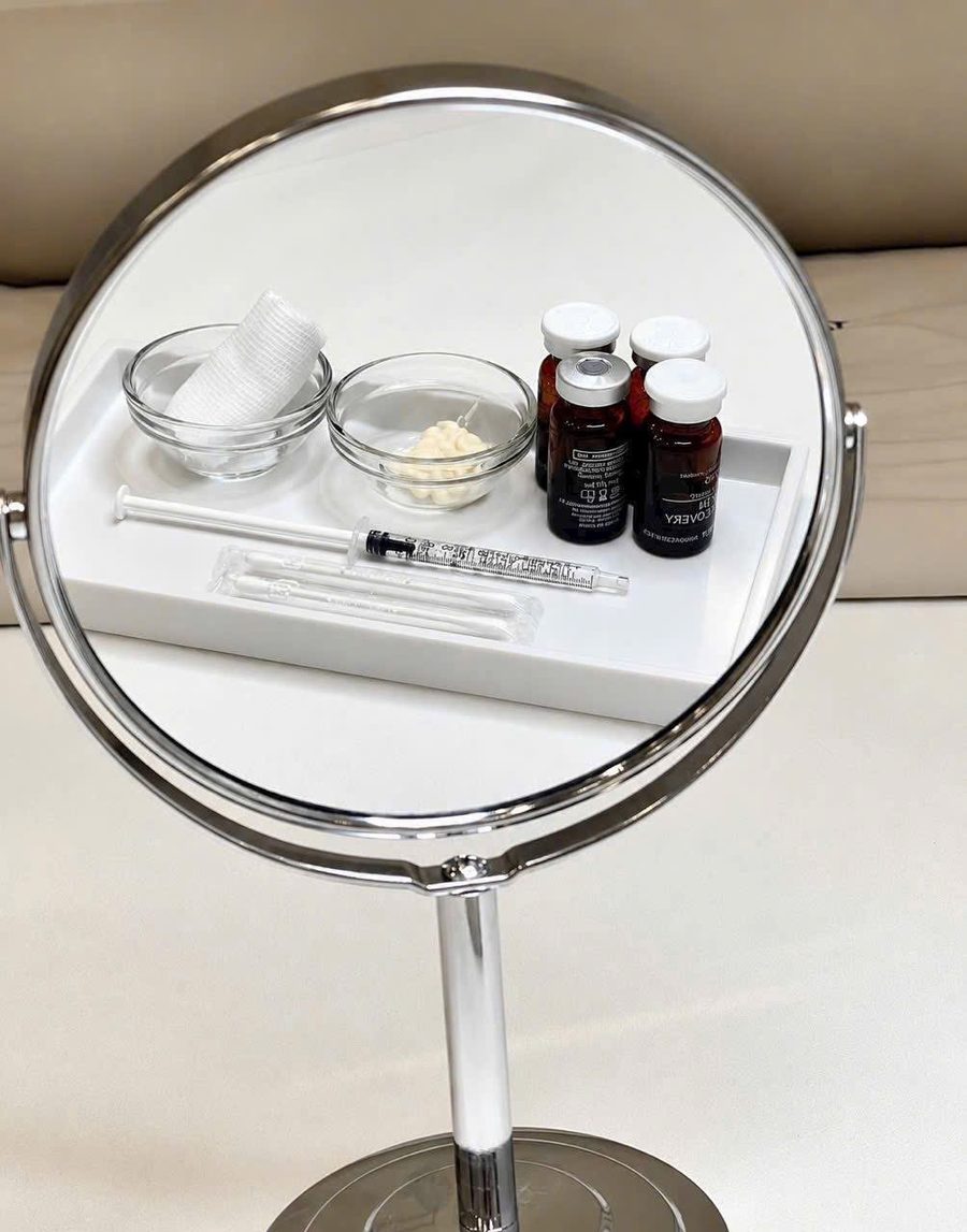 Khay thuốc và bơm tiêm chuẩn bị cho thủ thuật mesotherapy
