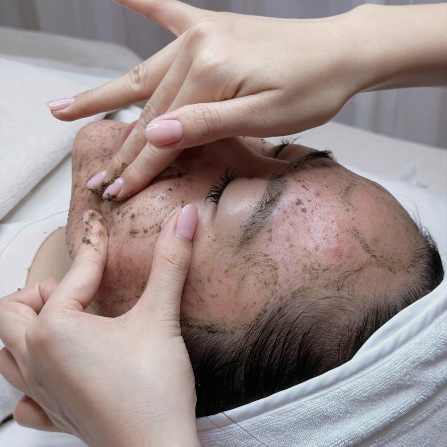 Thao tác tẩy tế bào chết vùng mặt