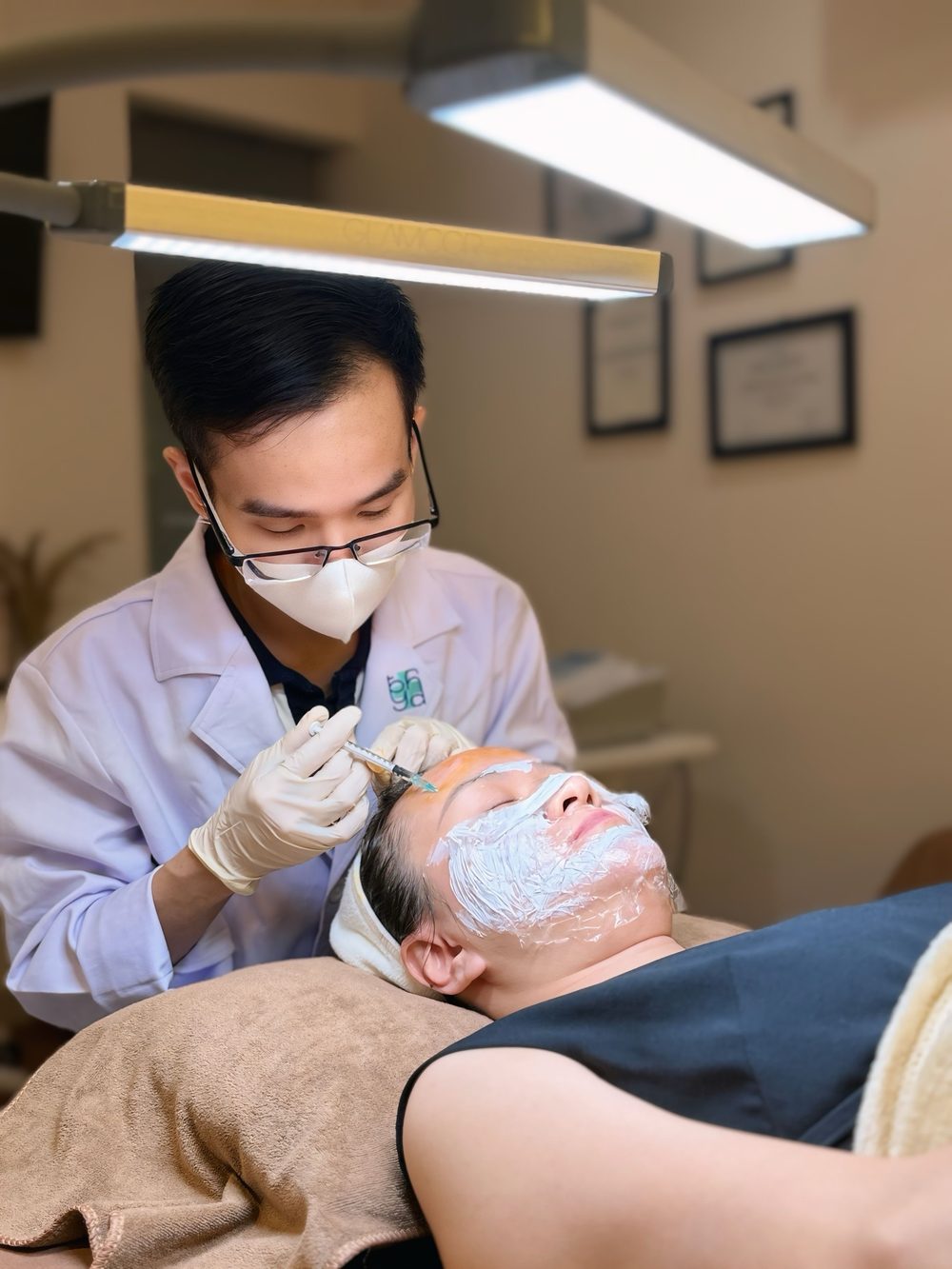 Bác sĩ thực hiện thủ thuật tiêm vùng mặt